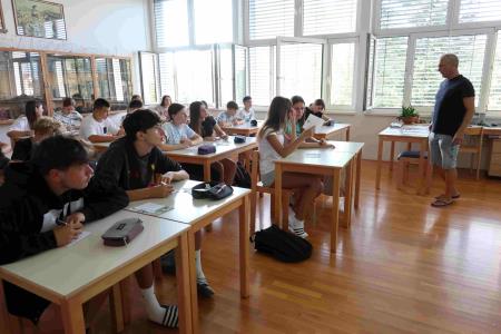 Učenke in učenci prisluhnili napotkom učitelja 